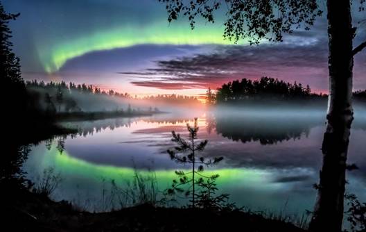 Finland_Nurmes_mirror_aurora. jpg